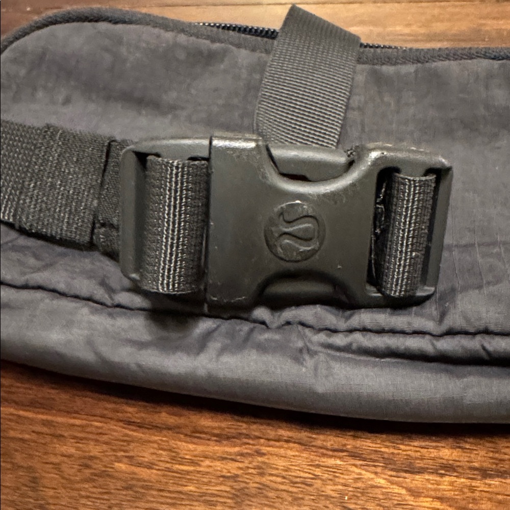 lululemon athletica mini Belt Bag Unisex - Like new (slightly used) - Picture 8 of 8